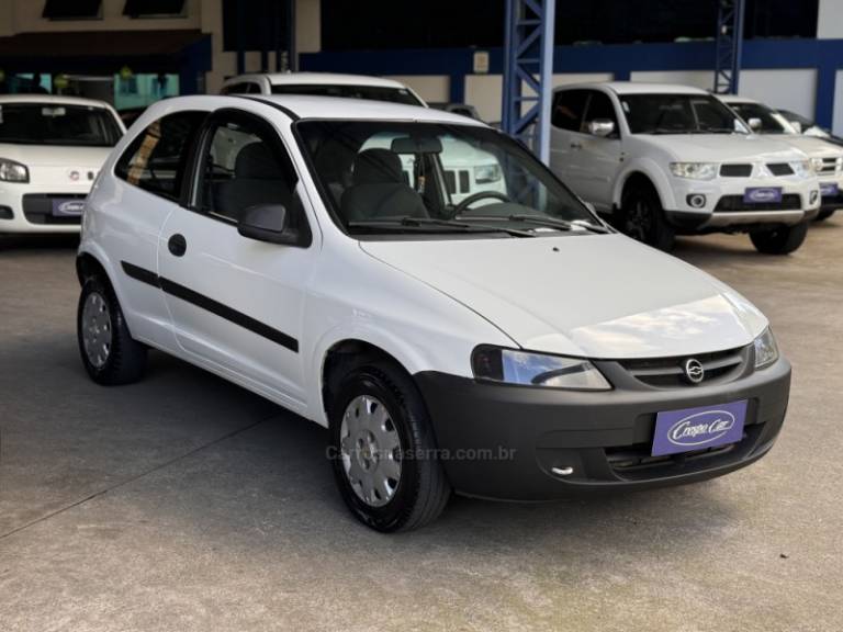 CHEVROLET - CELTA - 2001/2001 - Branca - R$ 15.500,00