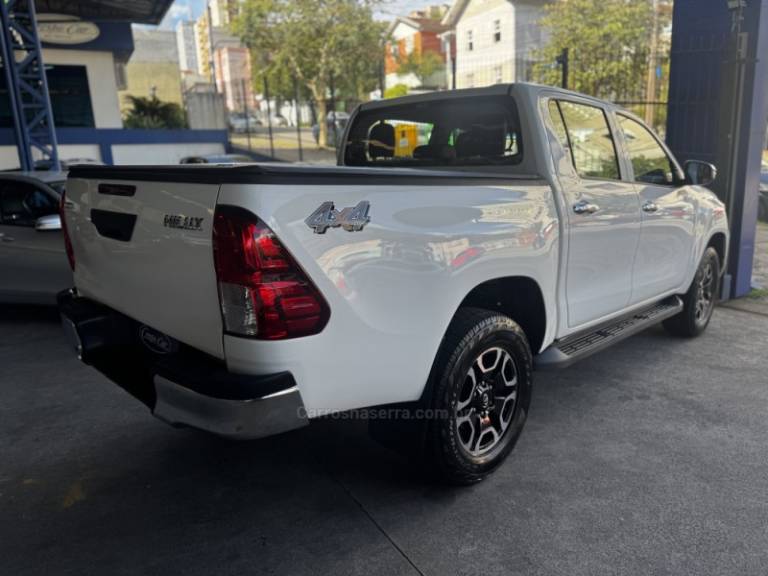 TOYOTA - HILUX - 2022/2022 - Branca - R$ 175.900,00