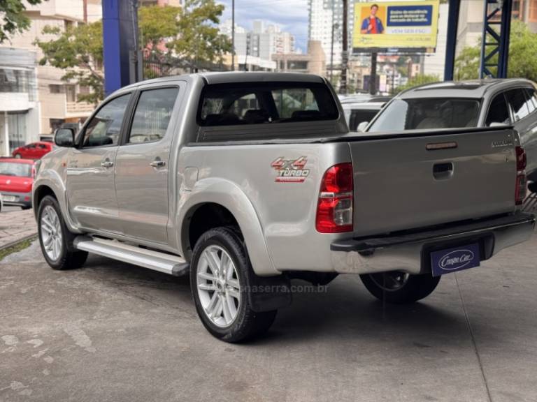 TOYOTA - HILUX - 2013/2013 - Prata - R$ 116.900,00