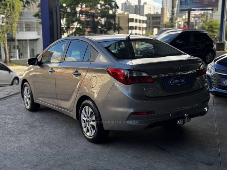 HYUNDAI - HB20S - 2016/2016 - Dourada - R$ 55.900,00