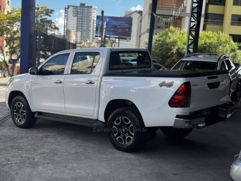 TOYOTA - HILUX - 2022/2022 - Branca - R$ 175.900,00