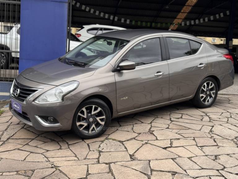 NISSAN - VERSA - 2016/2016 - Cinza - R$ 46.900,00