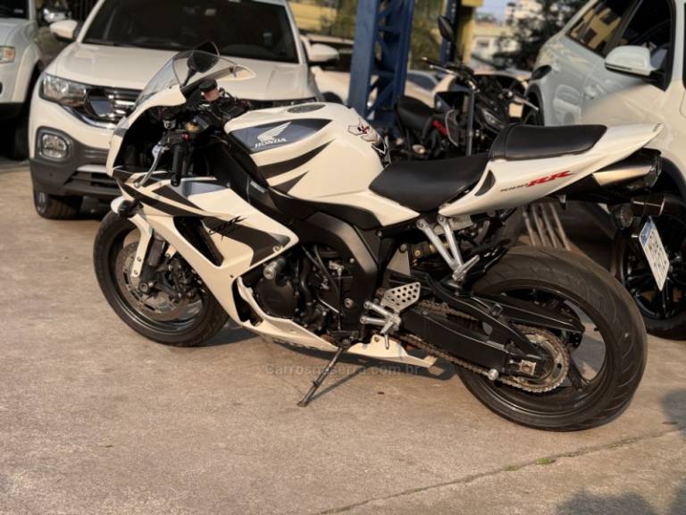 HONDA - CBR 1000RR - 2007/2007 - Branca - R$ 38.000,00