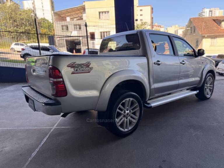 TOYOTA - HILUX - 2013/2013 - Prata - R$ 116.900,00