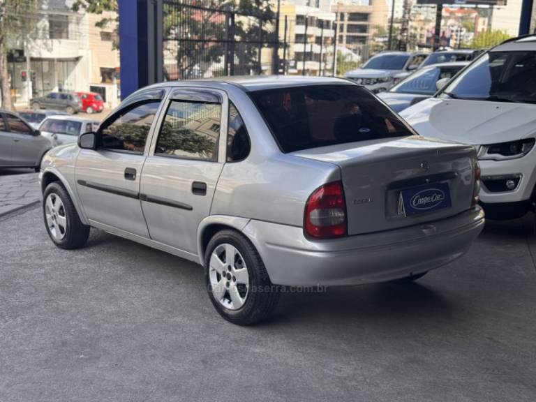 CHEVROLET - CORSA - 2001/2001 - Prata - R$ 15.900,00